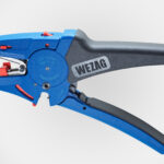 Blau-rote Zange als freigestellte Produktaufnahme vor grauem Hintergrund.
