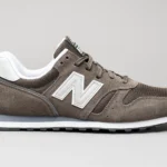 Brauner New Balance Sneaker als freigestellte Produktaufnahme vor hellem Hintergrund.