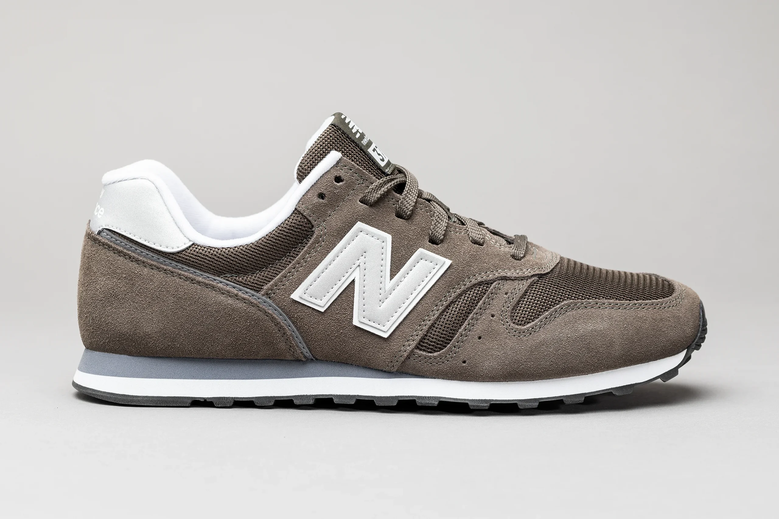 Brauner New Balance Sneaker als freigestellte Produktaufnahme vor hellem Hintergrund.